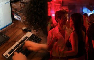 Erotische Kontakte im Internet treffen oder im Club?